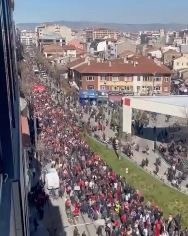 В Турции продолжаются массовые протесты в поддержку задержанного мэра Стамбула Экрема Имамоглу.