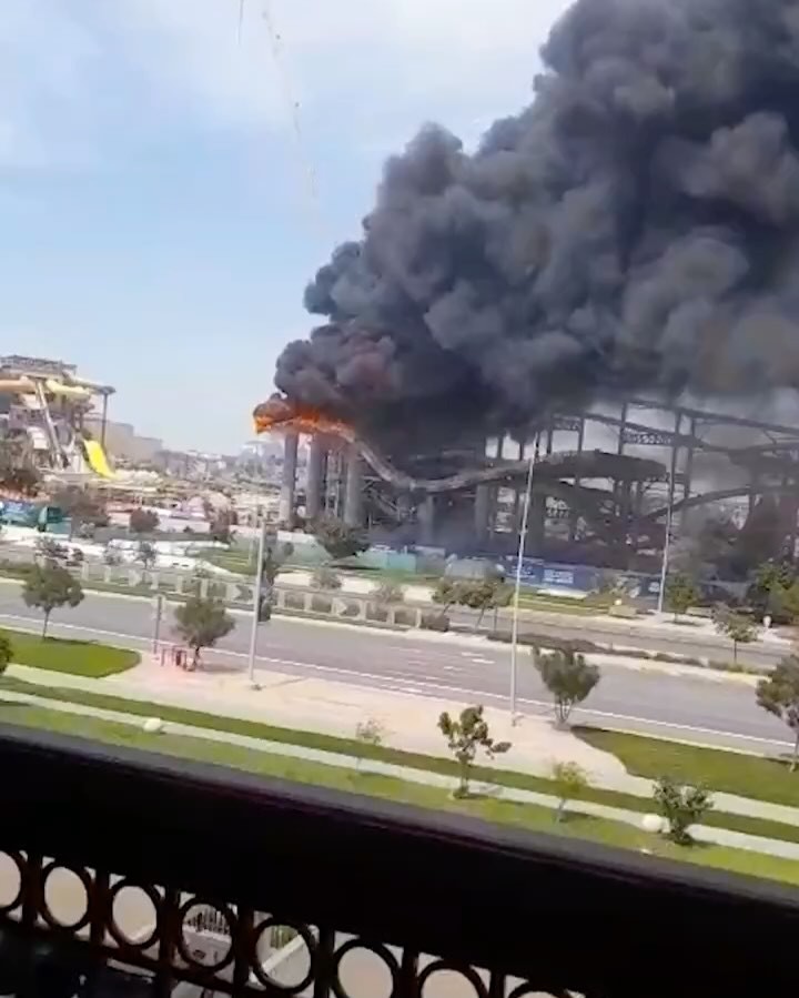 В Абу-Даби сильный пожар: загорелся аквапарк Yas Waterworld.