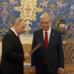 Президент России Владимир Путин передал Касым-Жомарту Токаеву наградной лист гвардии сержанта Кемеля Токаева