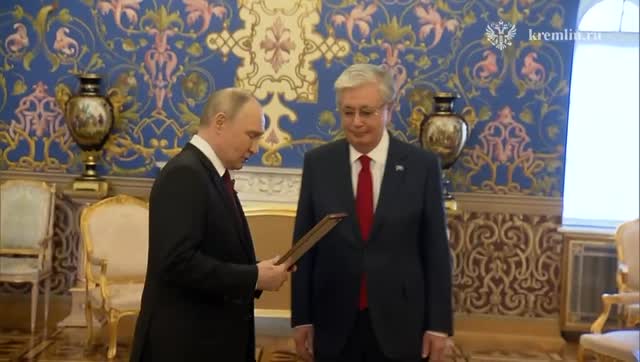 Президент России Владимир Путин передал Касым-Жомарту Токаеву наградной лист гвардии сержанта Кемеля Токаева