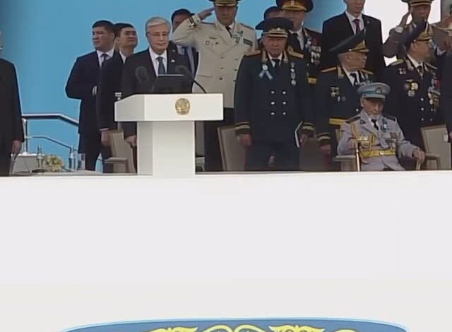 На площадь торжественно вынесли Государственный флаг Казахстана, который несёт сержант Асхат Максатулы. Колонну возглавл…