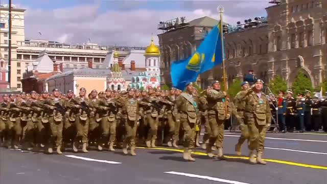 *Казахстанские военные прошли по Красной площади* Парадный расчёт десантно-штурмовой бригады имени генерала Панфилова пр…