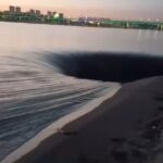 Завораживающее зрелище на Волге — рядом с Краснослободском появилась гигантская воронка, которая засасывает воду прямо с…
