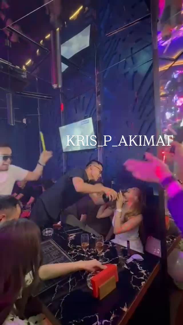 Пришли 4 персоны в завидение — караоке «Кристалл» по адресу альфарабы 7к5а Заказали шампанское «Дом Периньон», заказали …