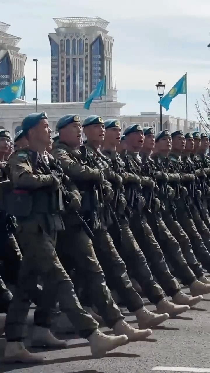 Казахстанец посетил репетицию парада и высказал своё честное мнение На видео — 21-летний Арсений Мироненко, тот самый па…
