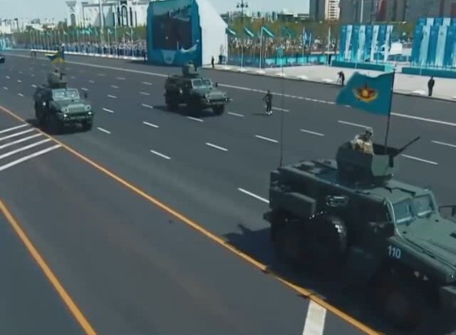 По площади проехала современная бронетехника Казахстана: танк Т-72 и БМП-2 🇰🇿 Модернизированный Т-72 остаётся главной