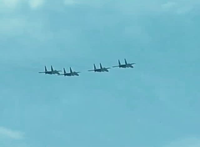 В небе Парада Победы в Астане пролетели Су-30СМ — многоцелевые истребители, способные поражать воздушные и наземные цели…