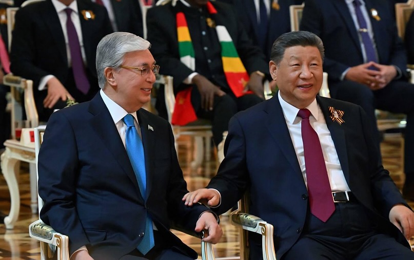 Перед началом праздничного концерта в Кремлевском дворце Президент Касым-Жомарт Токаев побеседовал с Председателем КНР