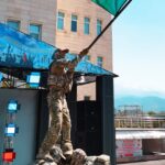 Жеңістің 80 жылдығына орай Наурызбай ауданы әкімдігінің ғимараты жанындағы амфитеатрда шынайы «майдан шебіндегі өмір» кө…