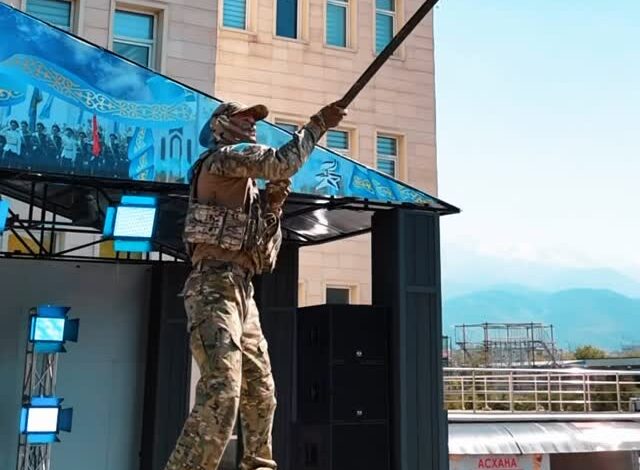 Жеңістің 80 жылдығына орай Наурызбай ауданы әкімдігінің ғимараты жанындағы амфитеатрда шынайы «майдан шебіндегі өмір» кө…