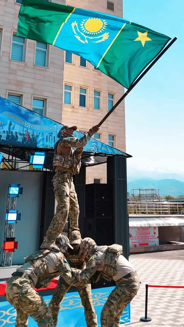 Жеңістің 80 жылдығына орай Наурызбай ауданы әкімдігінің ғимараты жанындағы амфитеатрда шынайы «майдан шебіндегі өмір» кө…