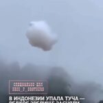 В Индонезии упала туча — редкое зрелище засняли очевидцы. Причиной стал соседний завод: из-за его выбросов в облаке скоп…