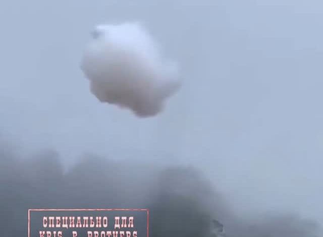 В Индонезии упала туча — редкое зрелище засняли очевидцы. Причиной стал соседний завод: из-за его выбросов в облаке скоп…