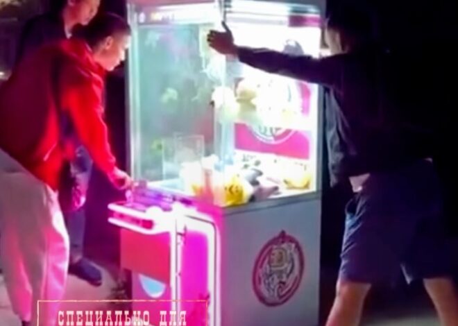 Когда очень хочется игрушку: молодые люди «сломали систему» игрового автомата Ночью группа молодых людей провернула нест…