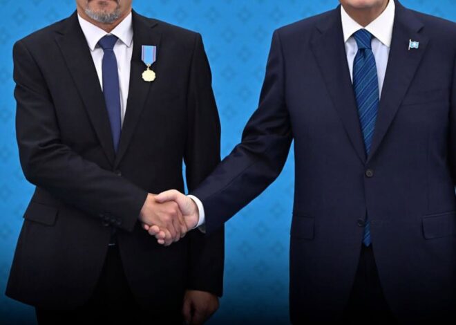 Президент Казахстана наградил спасателя Андрея Бухала медалью «Ерлігі үшін». Награду лично вручил Глава государства Касы…