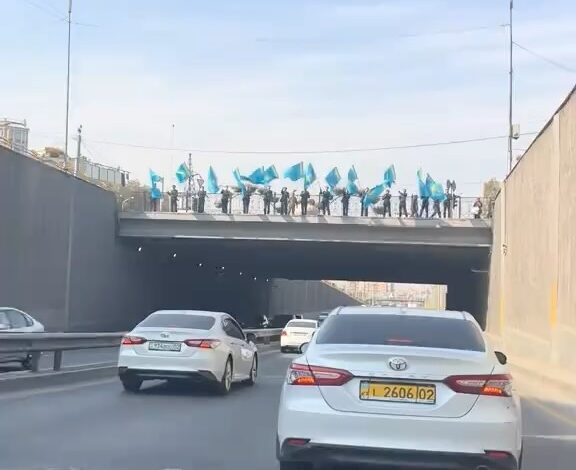 «Флаг на мосту, гордость в сердцах»: Какое настроение подарил казахстанцам День Республики? В честь Дня Республики на мо…