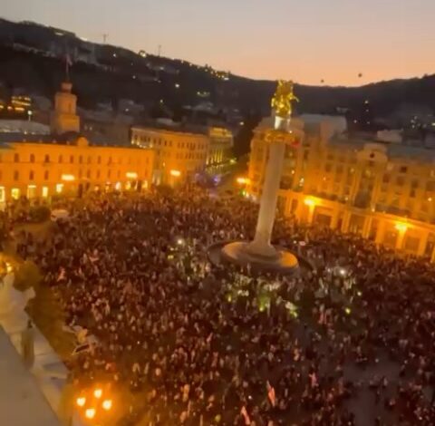 Спецназ начал разгон протестующих в Тбилиси с применением водомётов и слезоточивого газа, — местные СМИ. Тбилиси охватил…