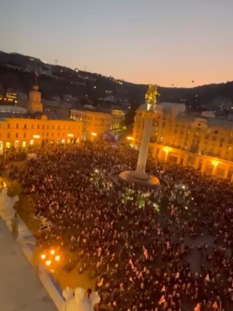 Спецназ начал разгон протестующих в Тбилиси с применением водомётов и слезоточивого газа, — местные СМИ. Тбилиси охватил…