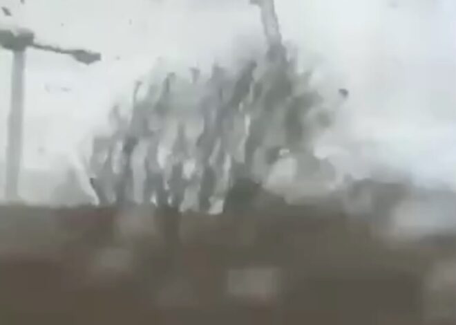 Торнадо прошёлся по северу Франции: упали строительные краны, у жилого дома разрушена крыша. В муниципалитете Эрмон жерт…