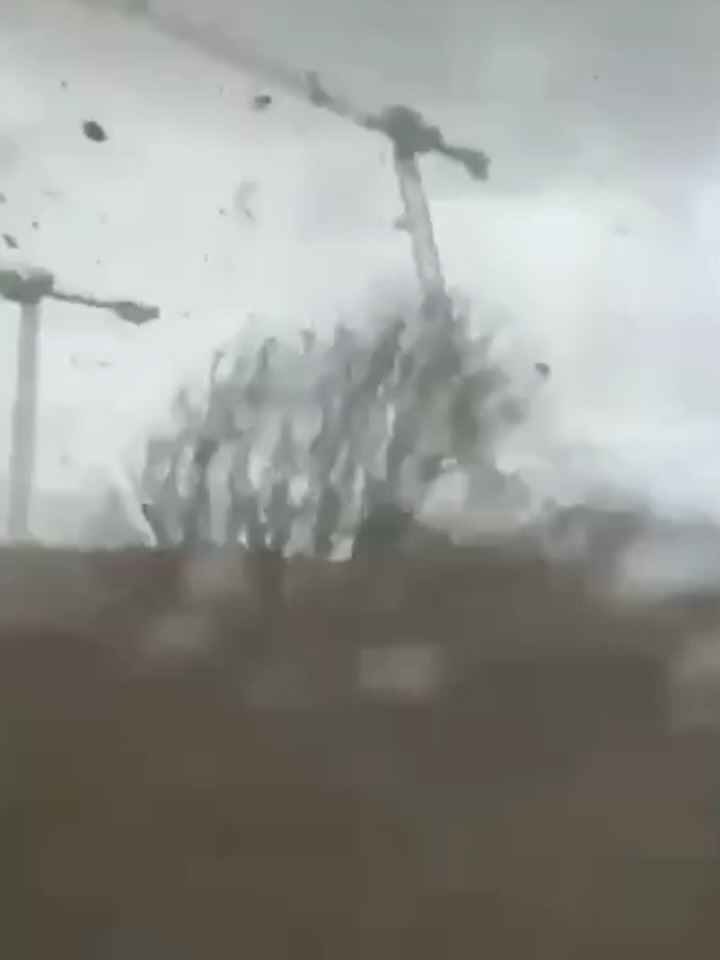 Торнадо прошёлся по северу Франции: упали строительные краны, у жилого дома разрушена крыша. В муниципалитете Эрмон жерт…