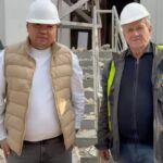 Проектом предусмотрены обновление крыши, парапета и карниза. На данный момент производится демонтаж карниза, который сос…