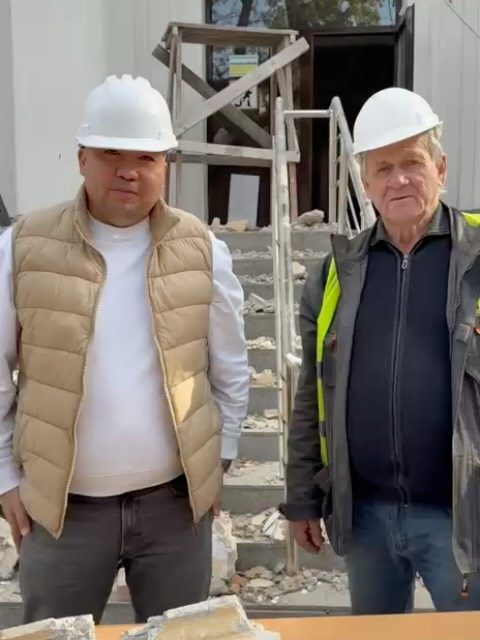 Проектом предусмотрены обновление крыши, парапета и карниза. На данный момент производится демонтаж карниза, который сос…