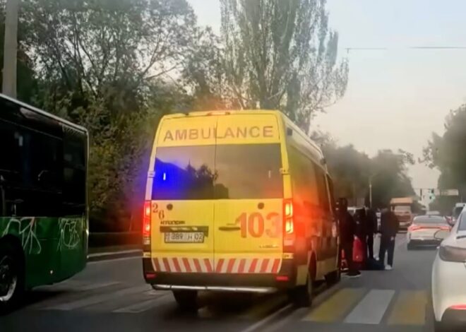 Только что скорая сбила пешехода. Пешеходный переход около колледжа энергетики. Джандосова западнее Берегового