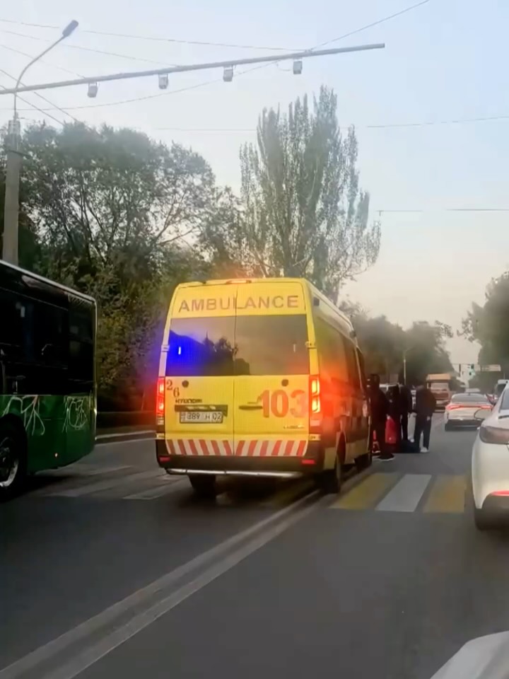 Только что скорая сбила пешехода. Пешеходный переход около колледжа энергетики. Джандосова западнее Берегового