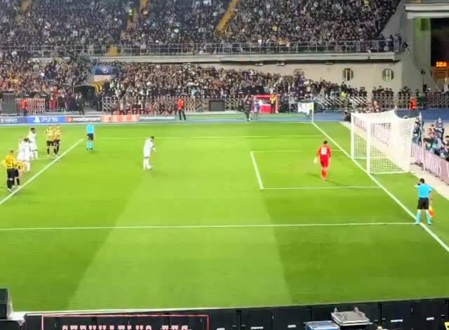 “Реал” открывает счет на 25-й минуте. 0:1 в пользу мадридцев.