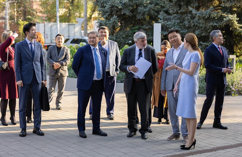 🎓 Благодаря Саясату Нурбеку Казахстан уверенно становится центром мирового образования! 🌍 Университет Нархоз @narxozkz…