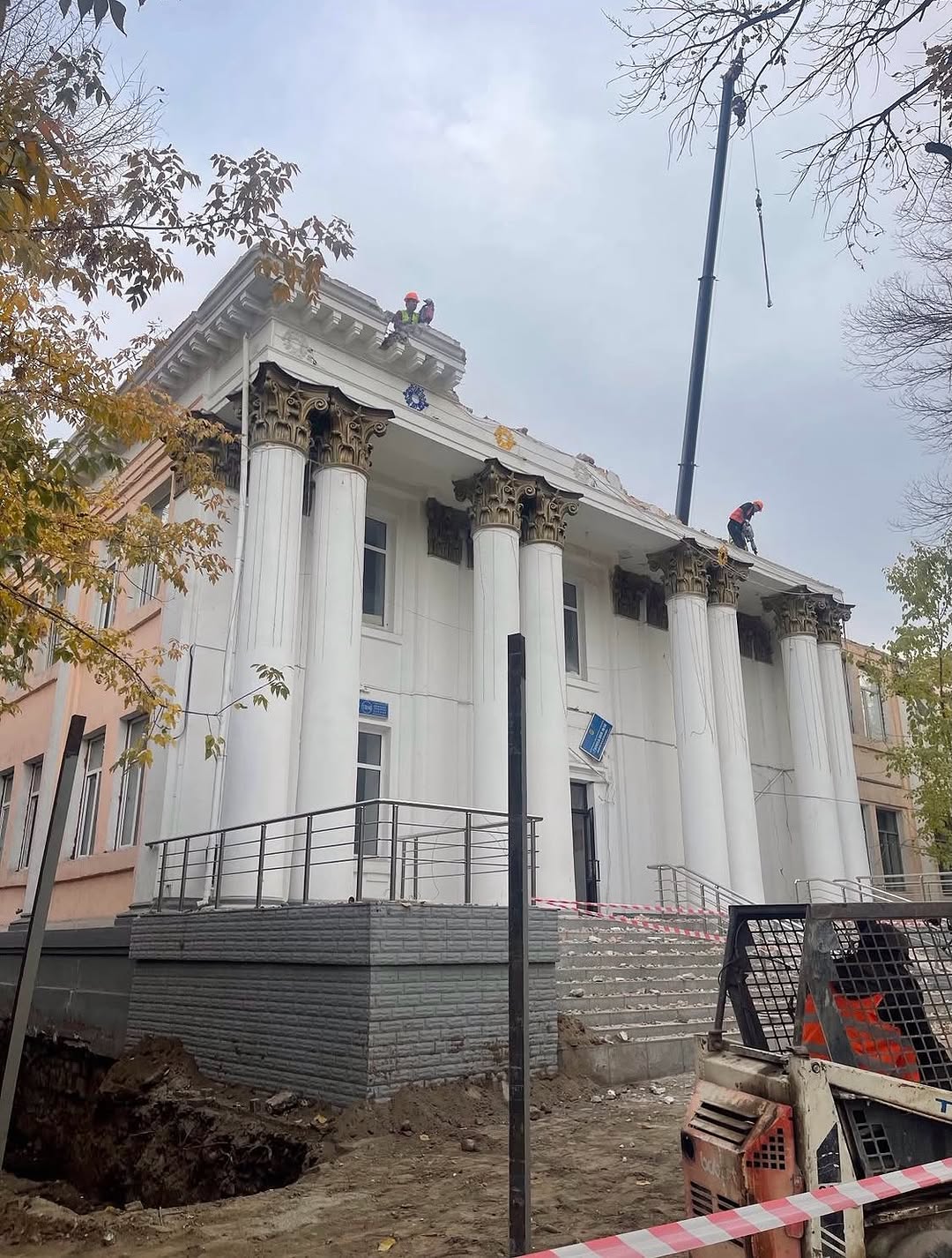 Разрушение архитектуры Алматы🤦🏽‍♂️ 56 гимназия. Без комментариев