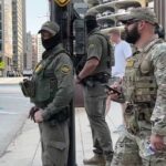 Трамп направил Нацгвардию в Чикаго для борьбы с мигрантами и наркомафией. При этом сотрудники службы иммиграционного кон…