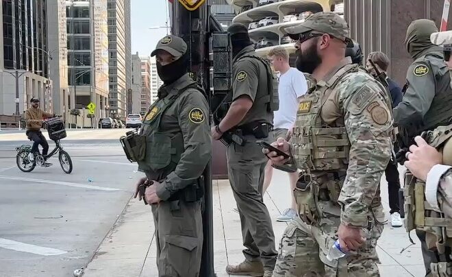 Трамп направил Нацгвардию в Чикаго для борьбы с мигрантами и наркомафией. При этом сотрудники службы иммиграционного кон…