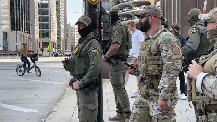Трамп направил Нацгвардию в Чикаго для борьбы с мигрантами и наркомафией. При этом сотрудники службы иммиграционного кон…