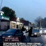 18.10.25, г. Каскелен, пешеход агрессивный, его чуть задел на пешехде, а он капот помял кулаком и в дружку полез! (Текст…