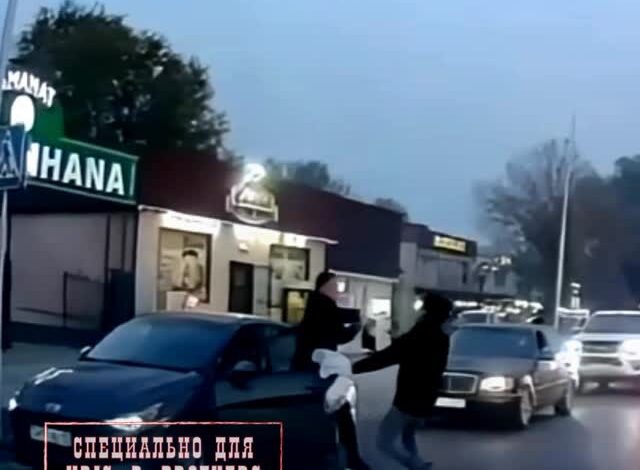 18.10.25, г. Каскелен, пешеход агрессивный, его чуть задел на пешехде, а он капот помял кулаком и в дружку полез! (Текст…