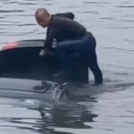 40-летний китаец спас мужчину из тонущего автомобиля. Инцидент произошел в городе Тайчжоу. Автомобилист не справился там…