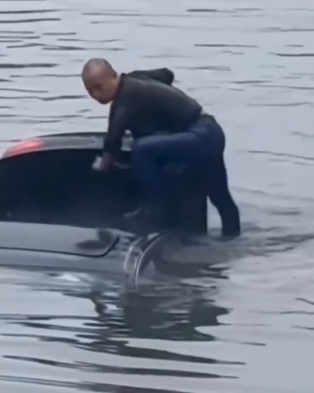 40-летний китаец спас мужчину из тонущего автомобиля. Инцидент произошел в городе Тайчжоу. Автомобилист не справился там…