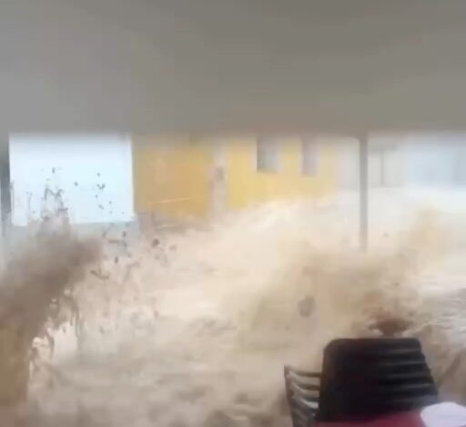 Мощное наводнение обрушилось на Каталонию. Из-за шторма «Элис» были затоплены улицы, автомобили и первые этажи домов. Ты…