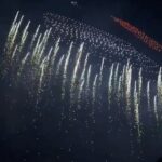 Зрителей светового шоу с дронами и фейерверками засыпало искрами в китайском городе Люян, пишут в сети. Огонь быстро пот…