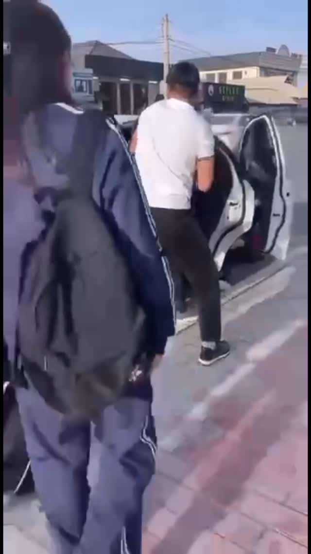 В Таразе средь бела дня украли девушку, стоявшую на остановке. Ее затолкали в машину и увезли на глазах у шокированных г…