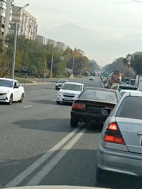 > 🚨 Опасное вождение! На улице Момышулы (на мосту, не доезжая улицы Тулеби) зафиксирован автомобиль Audi без государств…