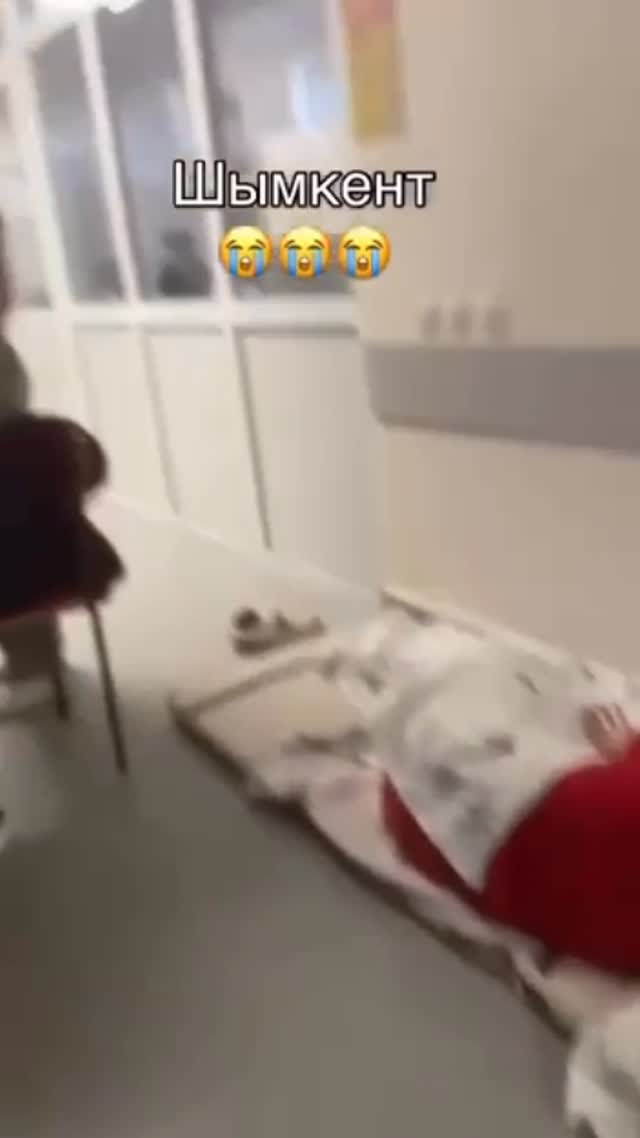В инфекционной больнице Шымкента пациентов разместили на полу В соцсетях распространилось видео из инфекционной больницы…
