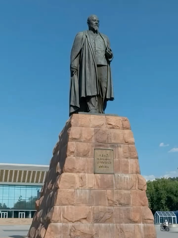 Алматылықтар, барлық ескерткіштерді таныдыңыздар ма? Әрқайсысы — қаламыздың тарихының бір бөлігі! **** Алматинцы, узнаёт…