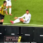 «Реал» открывает счет на 25-й минуте. 0:1 в пользу мадридцев.