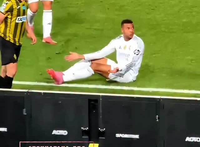 «Реал» открывает счет на 25-й минуте. 0:1 в пользу мадридцев.