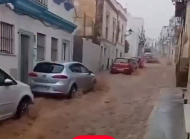 На юге Испании затопило курортные города, ветер выбивает окна домов и вырывает с корнями деревья, а потоки грязи и воды …