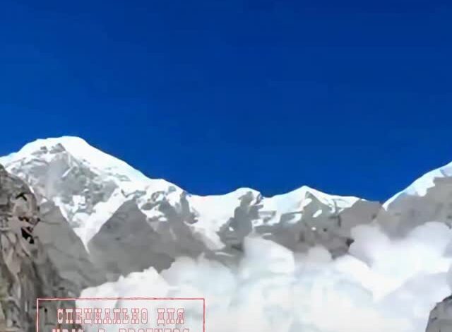 Огромная лавина сошла на палаточный лагерь туристов в Непале. Мощный поток снега накрыл лагерь, где находились альпинист…