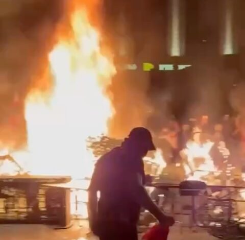 Горящие баррикады и массовые беспорядки: местные СМИ публикуют кадры протестов оппозиции в Тбилиси. В ходе беспорядков п…