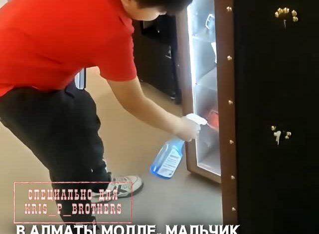 Здравствуйте! В Алматы молле, мальчик 11 лет в дырявых кроссовках уговорил продавщицу помыть ей витрины за скромную плат…